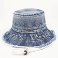 Dettaglio del cappello alla pescatora in denim lavato con bordi sfilacciati e cordino - M (56-58cm) / Blu scuro