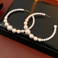 Détail de créoles en C avec perles dégradées et billes dorées sur boîte en cuir - Blanc (Tige de boucle d'oreille en argent)
