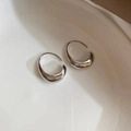 Pendientes minimalistas anchos en forma de C con acabado plateado pulido para mujer - Par de plata