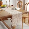 Camino de mesa de ganchillo beige con borlas sobre una mesa de comedor de madera rústica - Talla Uno / Estilo Cola de Fénix