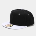 Λεπτομέρεια δίχρωμου καπέλου snapback με επίπεδο γείσο και ολογραφικό αυτοκόλλητο - Ρυθμιζόμενο / Μαύρο + Λευκό Γείσο