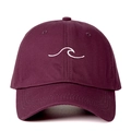 Dettaglio del ricamo a onda bianca su un cappello di cotone twill bordeaux - Taglia unica / Borgogna