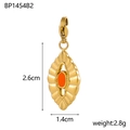 Detalle de un colgante vintage de acero dorado con piedra naranja, mide 2,6cm por 1,4cm - Naranja