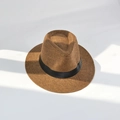 Detalle de sombrero Panamá de paja marrón con cinta de grosgrain negra en fondo blanco - L (58-60cm) / Café
