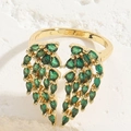 Bague ouverte aile de papillon dorée avec zircons verts sur marbre blanc - Ouvert Réglable / Aile en zircone vert émeraude dorée