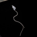 Boucle d'oreille nœud argentée avec strass, perle et longues chaînes sur fond noir - Clip d'oreille papillon perle en zircone avec gland (Droit simple)