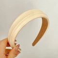 Cerchietto largo beige imbottito con finitura lucida e fodera interna morbida - Beige