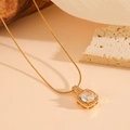 Dettaglio della collana a catena serpente dorata con pendente quadrato in zircone - Collana in Zircone Bianco Oro