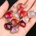 Sélection de pendentifs coeurs en agate naturelle de 16mm colorés dans la main - Agate Rose