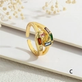 Detail eines goldenen verstellbaren Rings mit bunten rechteckigen Steinen auf weißem Grund - Einstellbar Offen / Gold Stil C