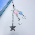 Détail du charme de téléphone Y2K avec étoiles roses, lune argentée et croix sur chaîne métal - Style coloré dopamine