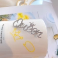 Détail d'une broche Queen argentée avec strass épinglée sur un mug en céramique - Broche Reine - Argent