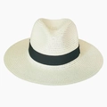 Dettaglio della trama fine e del nastro nero su un classico cappello di paglia Panama bianco - M (56-58cm) / Bianco Latte