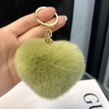 Olijfgroene hartvormige sleutelhanger van konijnenbont met gouden sluiting voor tassen - Crèmegroen