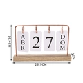 Dettaglio calendario in legno con cornice in metallo oro rosa e misure dimensionali - Oro rosa