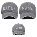 Λεπτομέρεια κεντήματος DADDY MAMA και MINI σε vintage βαμβακερά καπέλα του μπέιζμπολ - 3 τεμάχια Γκρι (DADDY+MAMA+MINI)