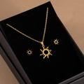 Conjunto de collar y pendientes con diseño de sol dorado en una caja de regalo de terciopelo negro - X484