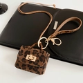 Détail du pendentif pochette en cuir léopard avec fermoir et accessoires en métal doré - Collier Mini Sac Imprimé Léopard / Café Foncé