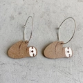 Pendientes de madera marrón con forma de perezoso y aros de metal plateado - Perezoso