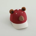 Dettaglio cappellino rosso per bambini con orecchie di peluche e ricamo orsetto - 50-52cm (1-4 Anni) / Borgogna