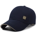 Berretto da baseball blu scuro in cotone con distintivo dorato e bordo kaki a contrasto - Blu navy