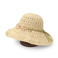 Dettaglio di cappello in paglia traforato con delicati fiori rosa e tesa larga ondulata - M (56-58cm) / Beige