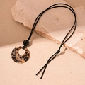 Détail d'un pendentif rétro en acrylique à motif léopard sur un cordon noir ajustable - Léopard Kaki (HN7331)