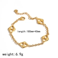 Detail eines 18k vergoldeten Armbands mit vier hohlen Rautenanhängern auf weißem Hintergrund - Rhombus Hohl Armband (TB5163)