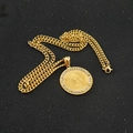 Vergulde 18K roestvrijstalen ketting met ronde diamant-portrethanger op zwarte achtergrond - Goud
