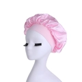 Detail der rosa Satin-Schlafhaube mit breitem Elastikband auf dem Kopf - Einheitsgröße / Hellrosa