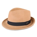 Klassieke fedora hoed van camelwol met zwart satijnen lint en metalen M-embleem - M (56-58cm) / Khaki