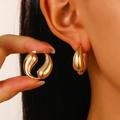 Poliert goldene Wassertropfen Ohrringe für Damen mit glänzendem Metallfinish - Goldglänzende Tropfen-Ohrschnalle (X769)
