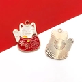 Ciondolo gatto portafortuna in metallo smaltato bianco con retro dorato per DIY - 1 Pezzo Gatto della Fortuna con Pesce e Campanellino 25x30mm