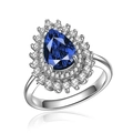 Dettaglio anello con gemma blu a goccia e doppio alone di zirconi bianchi brillanti - US 7 / Blu