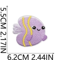 Detail eines lila Fisch-Stickpatches mit gelben Streifen und Maßen von 6,2x5,5 cm - Nr. 2 Lila Gestreifter Fisch