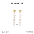 Detalle de pendientes largos dorados con tres perlas blancas de agua dulce - Pendientes de Oro de Perlas de Concha (KE112573-Z)