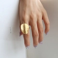 Franse stijl gouden onregelmatige ovale ring met geborstelde matte textuur - US 7 / Goud