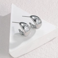 Pendientes en C plateados con circonita cuadrada sobre soporte de piedra blanca - Color Acero