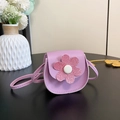 Bolso mini bandolera lavanda para niñas con una flor de lentejuelas rosas en la solapa - Morado