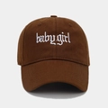 Detailaufnahme der Bestickung auf einer braunen Baumwoll-Basecap mit Baby-Girl-Motiv - Verstellbar / Kaffeebraun