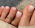 Primo piano di unghie finte quadrate con sfumatura rosa e bianca e finish lucido - FW51