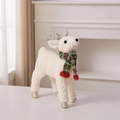 Détail d'un renne de Noël en peluche avec bois dorés scintillants et écharpe à carreaux - Cerf avec écharpe verte