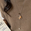 Détail du pendentif cheval en bois avec strass et perle sur une chaîne argentée - Collier Poney en Bois Style 8