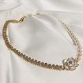 Dettaglio del ciondolo a camelia con fili di perle e doppie catene di strass - Stile Camelia Oro