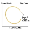 Dettaglio di orecchini a cerchio dorati martellati da 5,2 cm con dimensioni e peso esatti - Oro