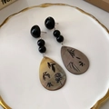 Dettaglio degli orecchini in madreperla con motivi di bambù e calligrafia cinese - 1# Goccia di Conchiglia in Madreperla con Foglia di Bambù a Inchiostro Nero (925 Sterling Silver Earring Post)