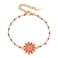 Dettaglio di un bracciale in acciaio inossidabile dorato con perline rosse e margherita - Xn015 Rosso