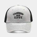 Graue und schwarze Trucker-Mütze mit Mesh und TANNED and TIPSY Stickerei für Sport - Hellgrau und Schwarze Krempe