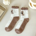 Warme Korallenvlies-Socken mit Bärenmuster in Weiß-Braun und dekorativem Rüschenrand - Kontrastsohle Bärenkopf