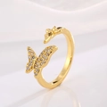 Detail van de gouden verstelbare ring met een vlinderontwerp en pavé gezette zirkoon - E-Dubbele Vlinder